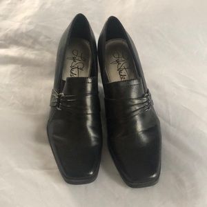 Life Stride black heals. Never worn. Women’s 6.5
